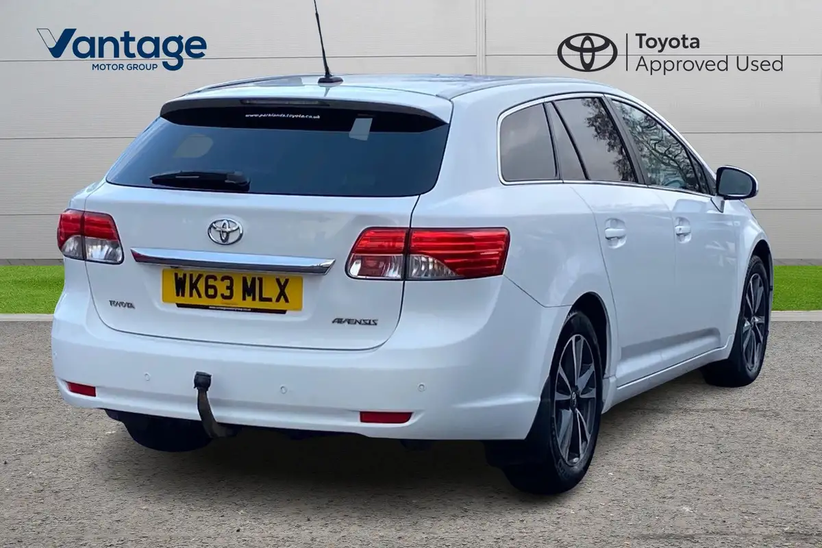 2013-toyota-avensis-20td-icon-estate-5d-big-2