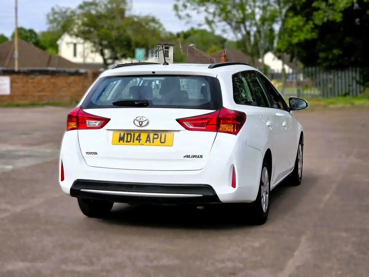 2014-toyota-auris-14td-active-touring-sports-big-12