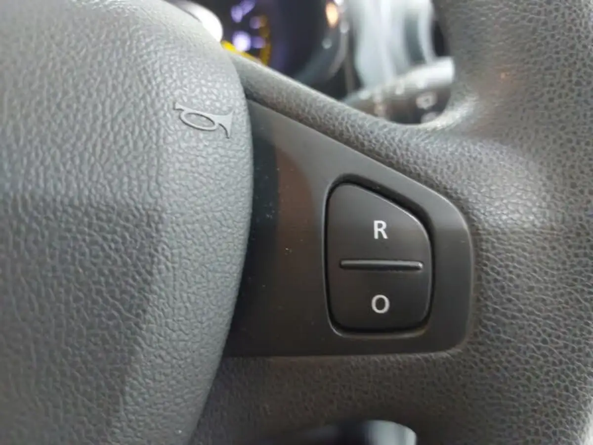 2016-renault-clio-12-play-big-12