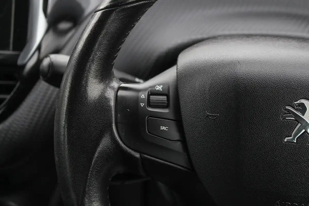 2016-peugeot-208-12-puretech-active-82bhp-5d-big-27