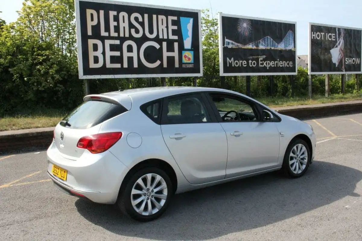 2012-vauxhall-astra-16-active-16v-vvt-big-5