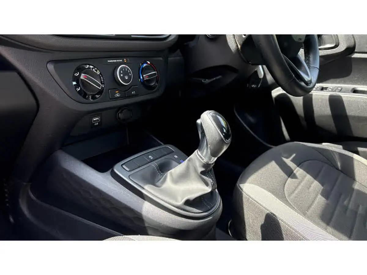 2023-hyundai-i10-12-se-connect-auto-big-12