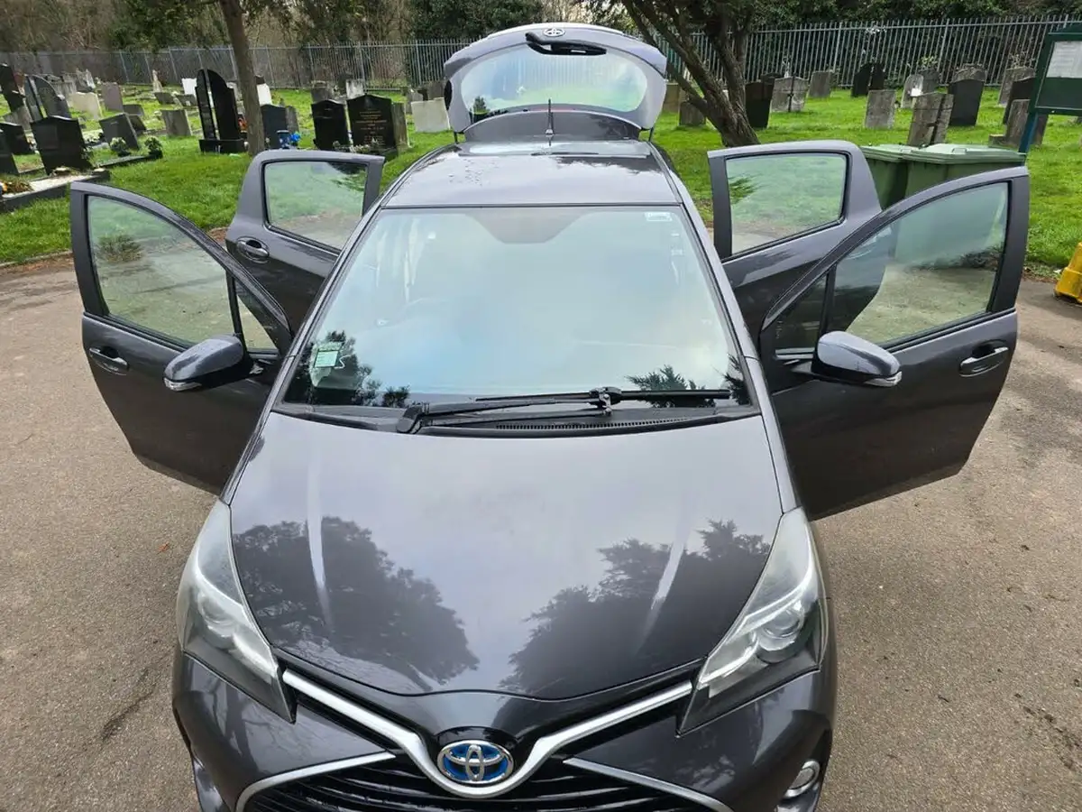 2015-toyota-yaris-15-vvt-i-icon-hybrid-big-6