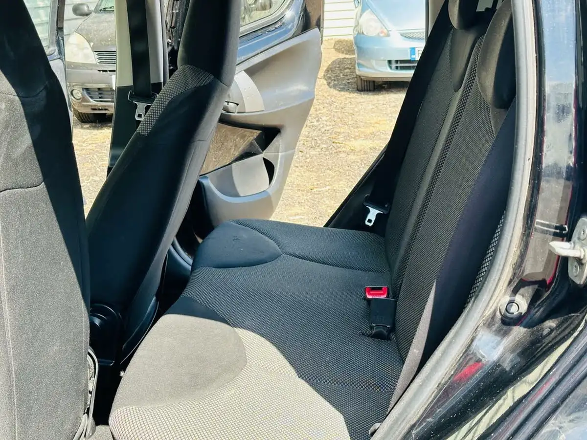 2012-toyota-aygo-10-aygo-fire-5d-big-35