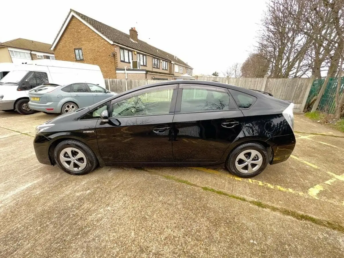 2012-toyota-prius-big-7