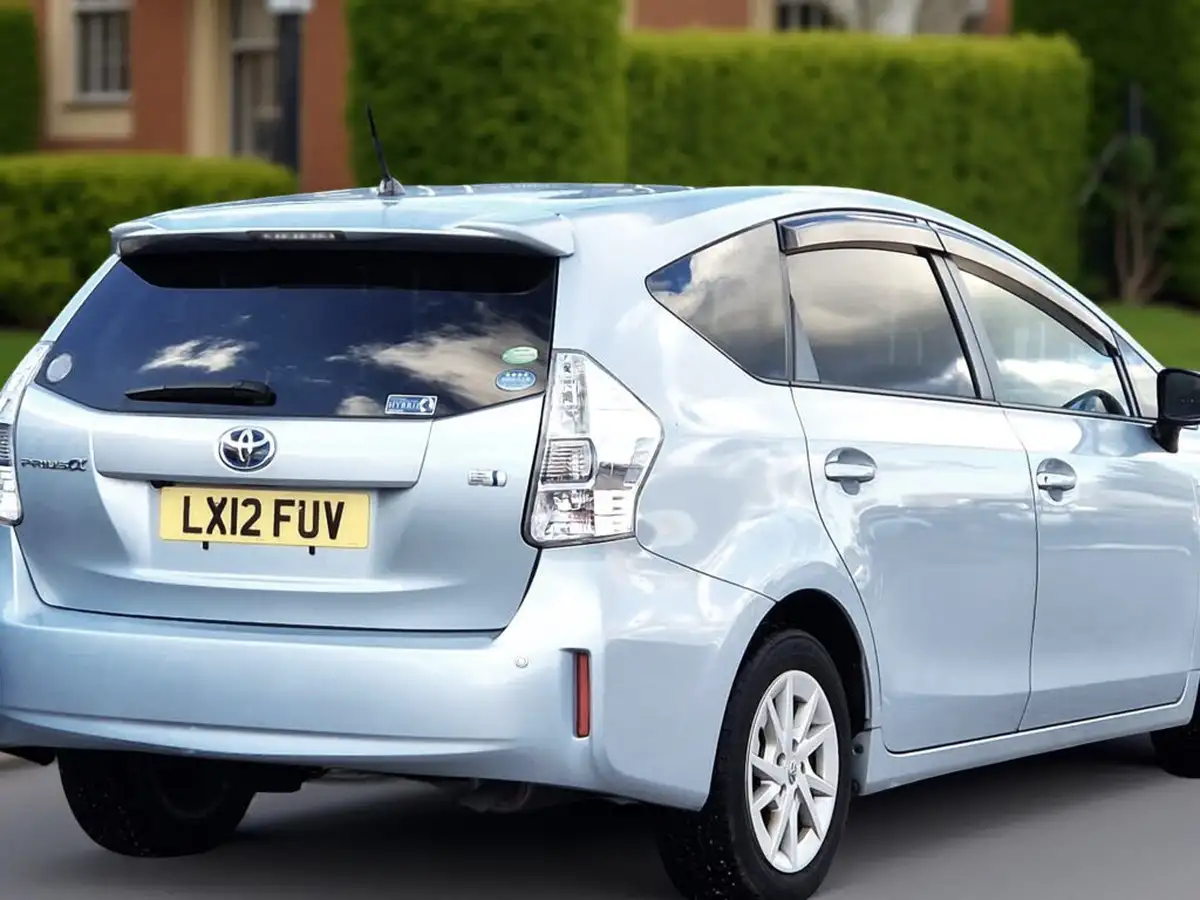 2012-toyota-prius-18-vvt-i-t4-hybrid-big-21