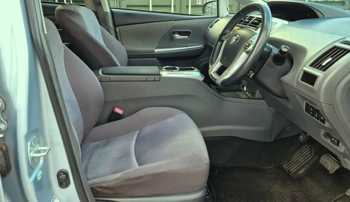 2012-toyota-prius-18-vvt-i-t4-hybrid-big-49