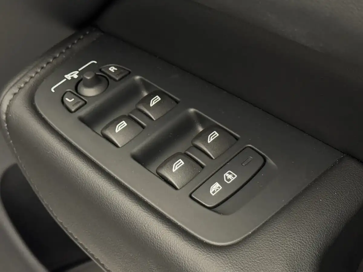 2023-volvo-xc60-20-b5-plus-big-20