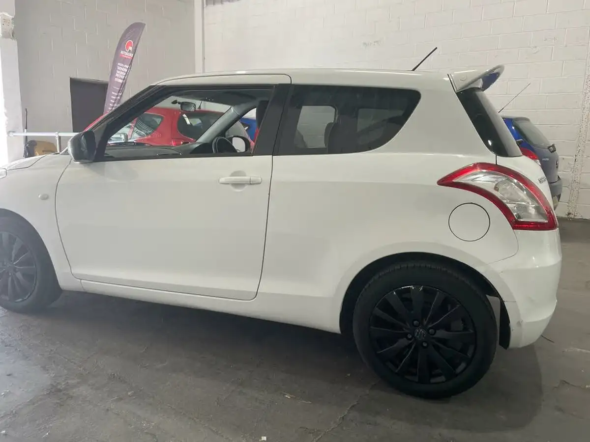 2012-suzuki-swift-12-attitude-3d-big-8