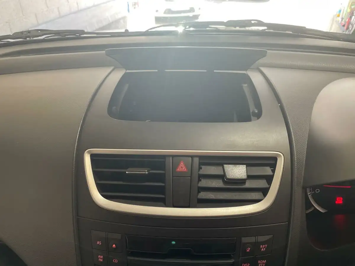2012-suzuki-swift-12-attitude-3d-big-32