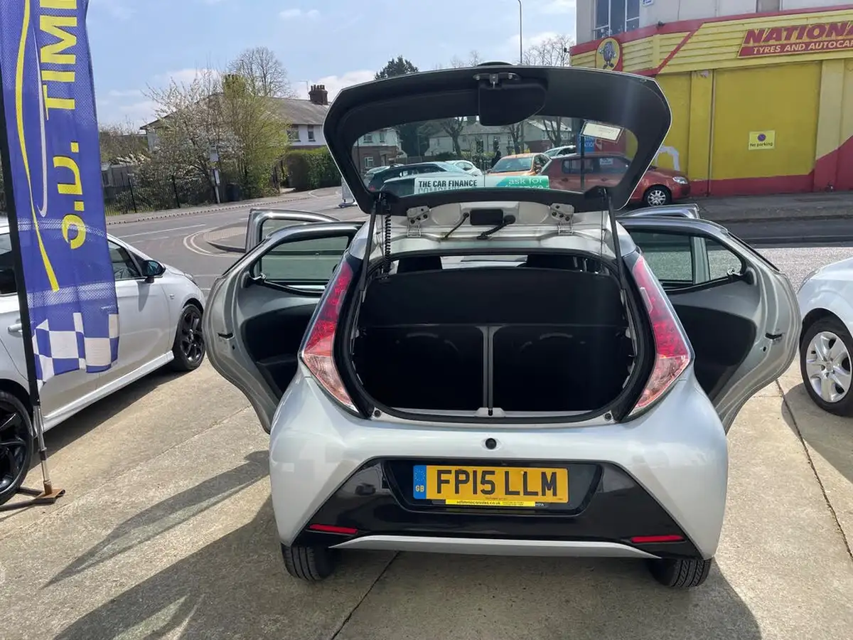 2015-toyota-aygo-10-vvt-i-x-play-5d-big-12