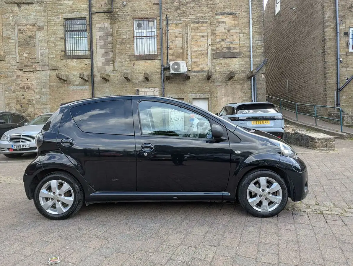 2013-toyota-aygo-10-aygo-fire-5d-big-2