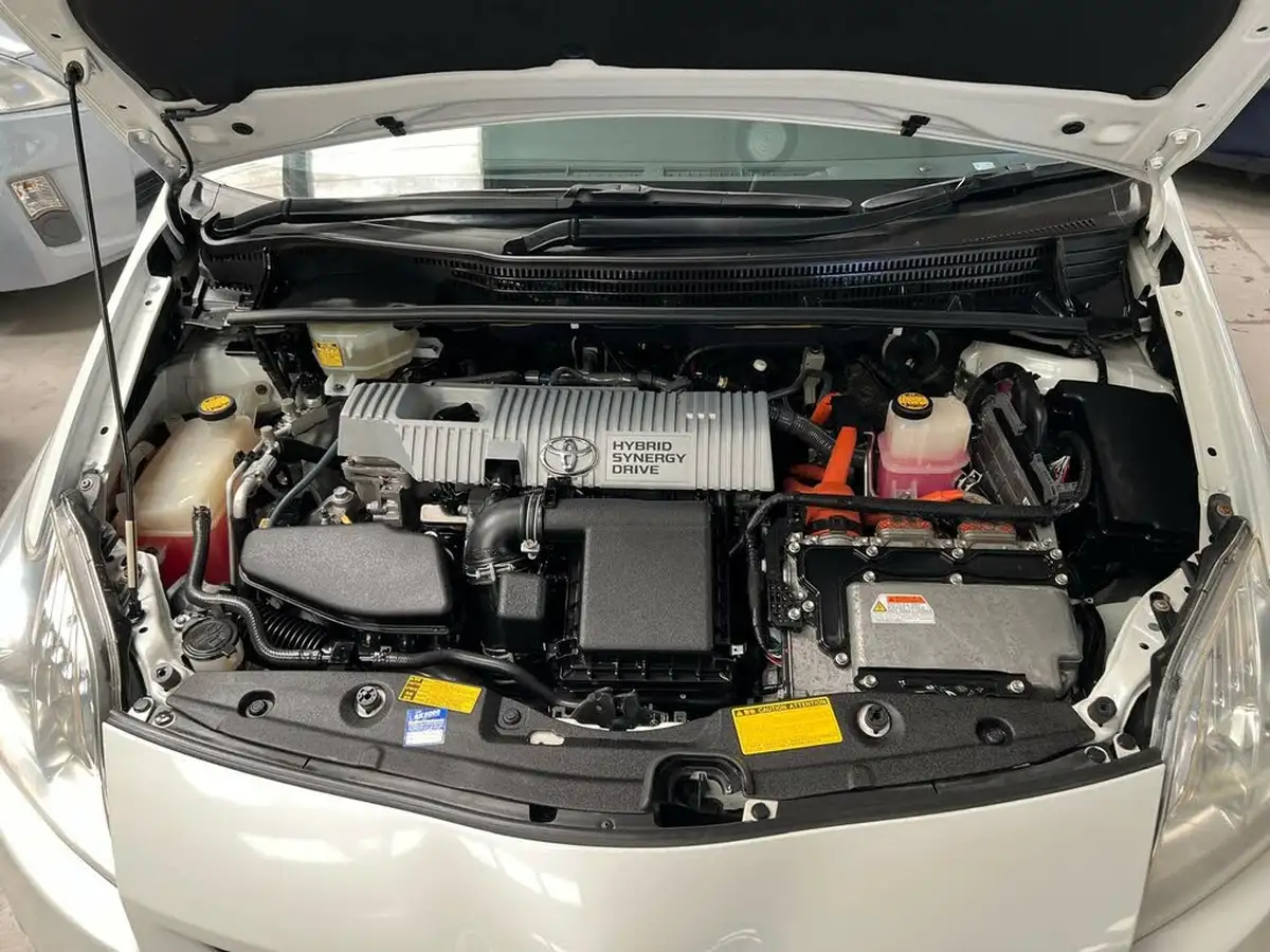 2010-toyota-prius-big-31