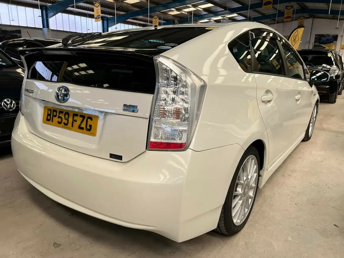 2010-toyota-prius-big-7
