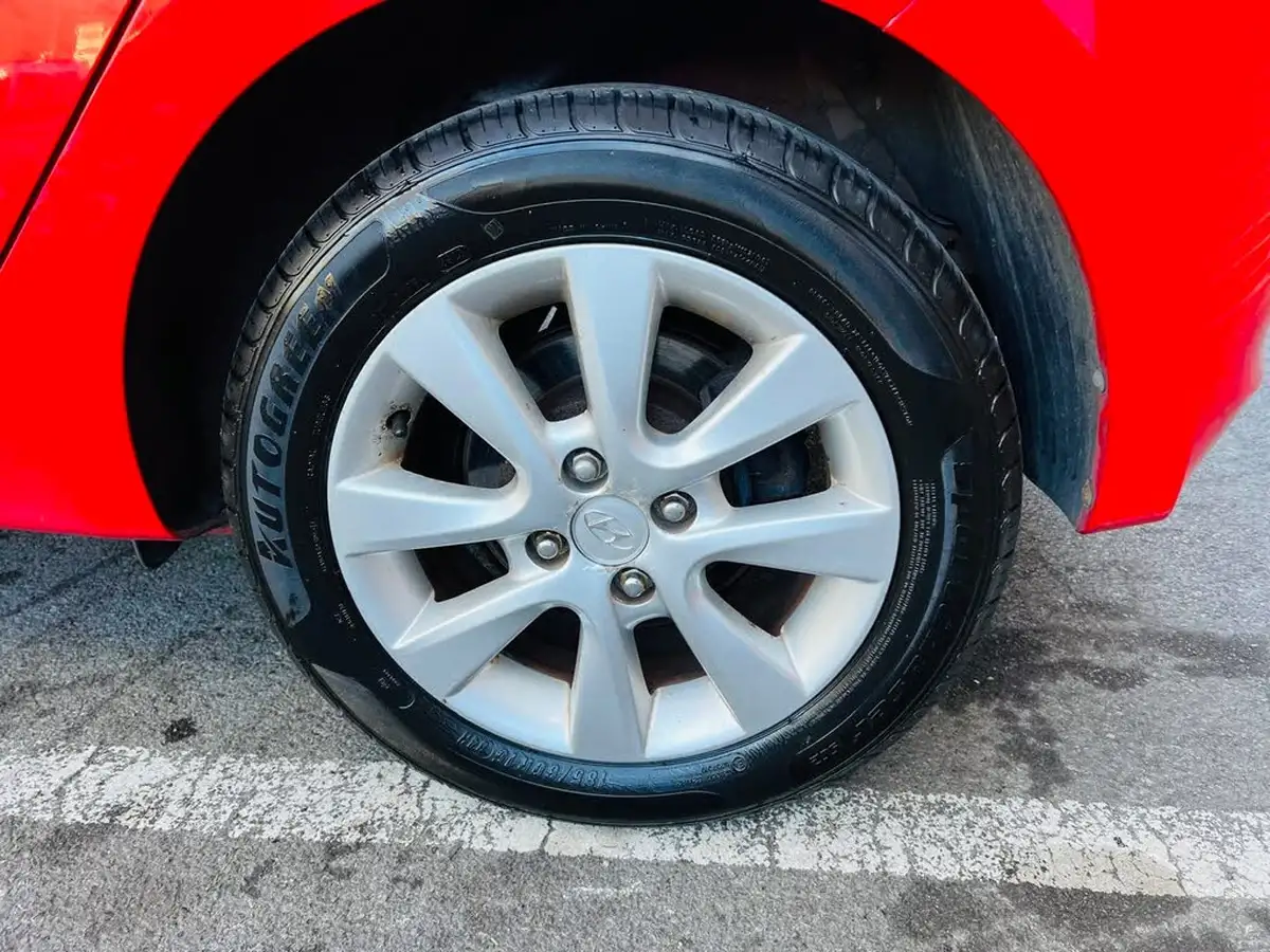 2013-hyundai-i20-12-active-5d-big-47