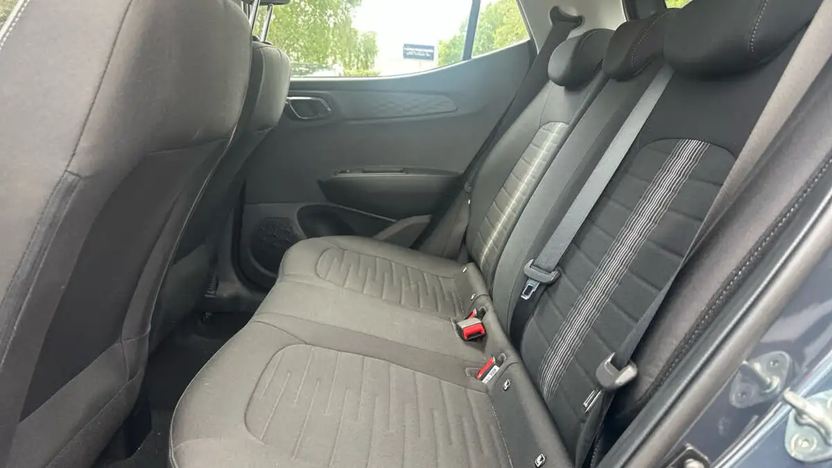 2022-hyundai-i10-12-se-connect-auto-big-13