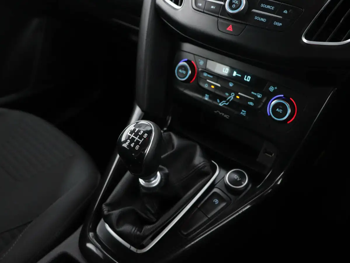 2015-ford-focus-15-titanium-hatchback-big-29