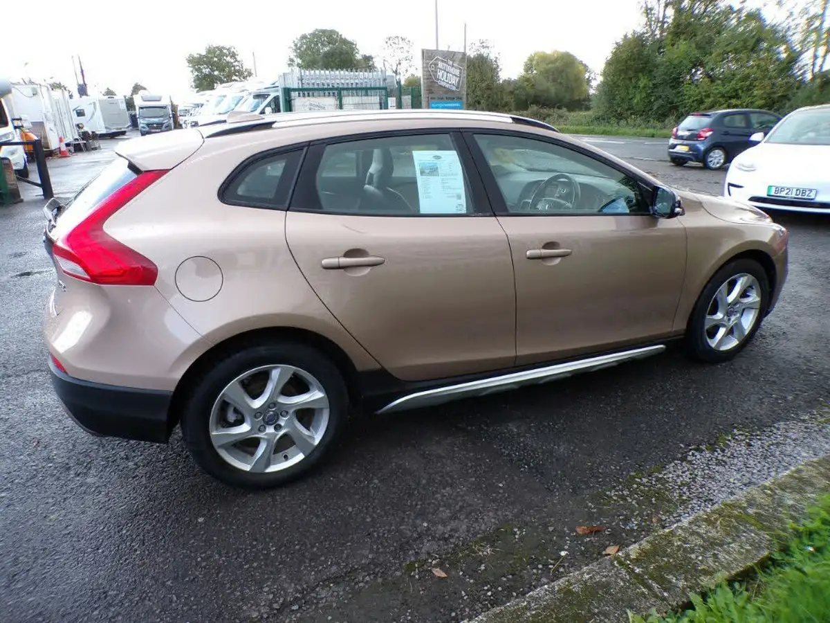 2014-volvo-v40-16td-d2-cross-country-lux-big-3