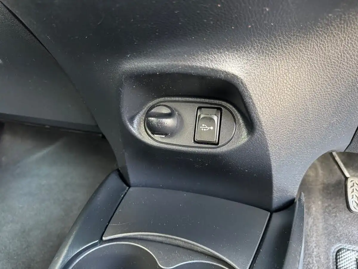 2019-toyota-yaris-15-vvt-i-icon-tech-111bhp-1496cc-big-36