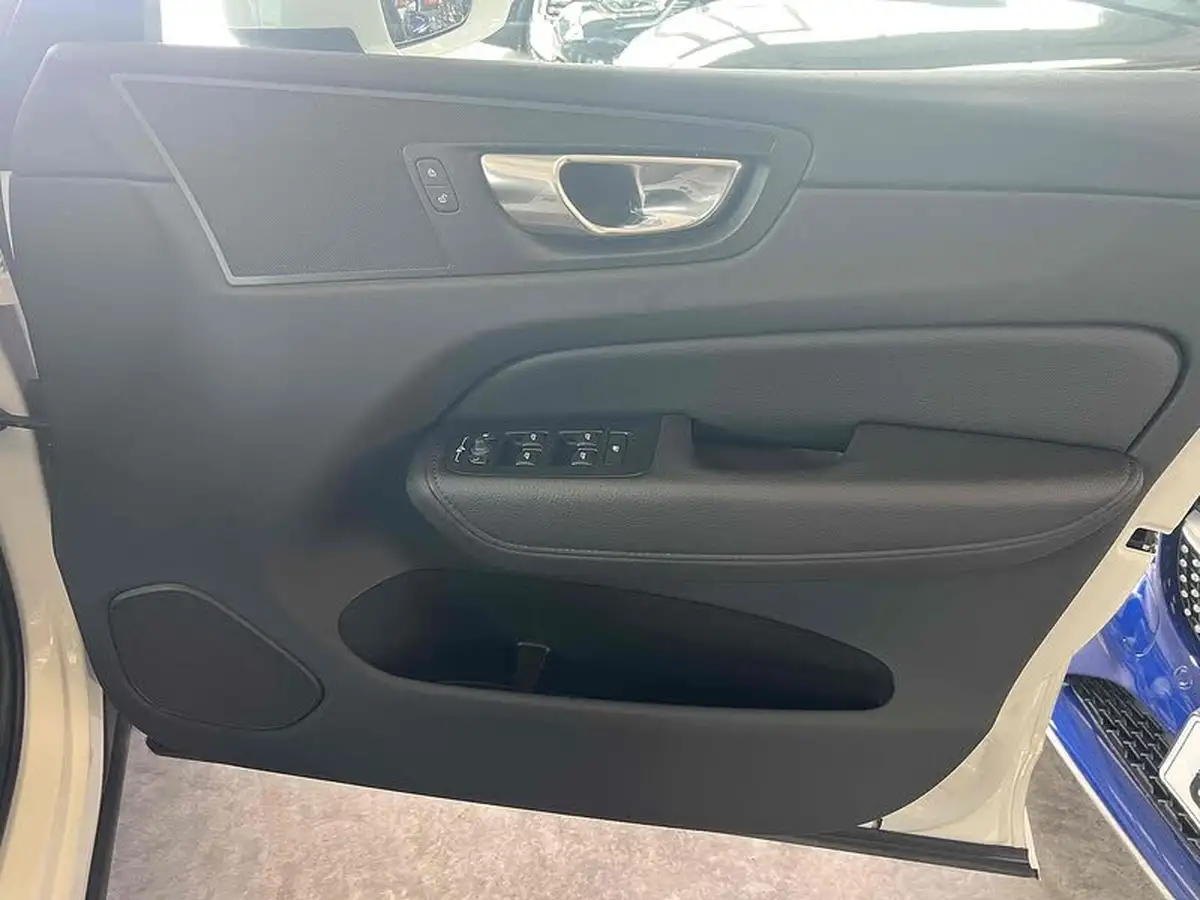2021-volvo-xc60-20-b5-momentum-big-22