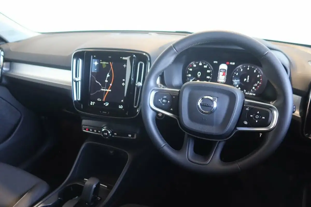 2022-volvo-xc40-15-t3-momentum-auto-big-4