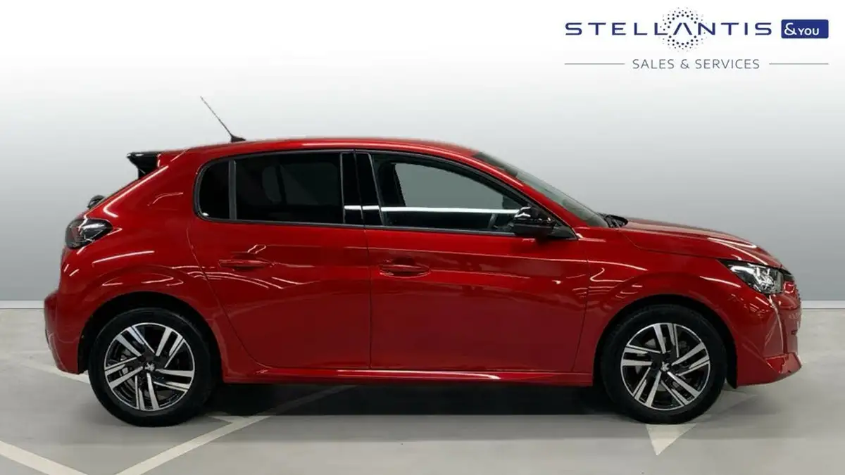 2022-peugeot-208-12-puretech-allure-premium-100bhp-eat8-big-1