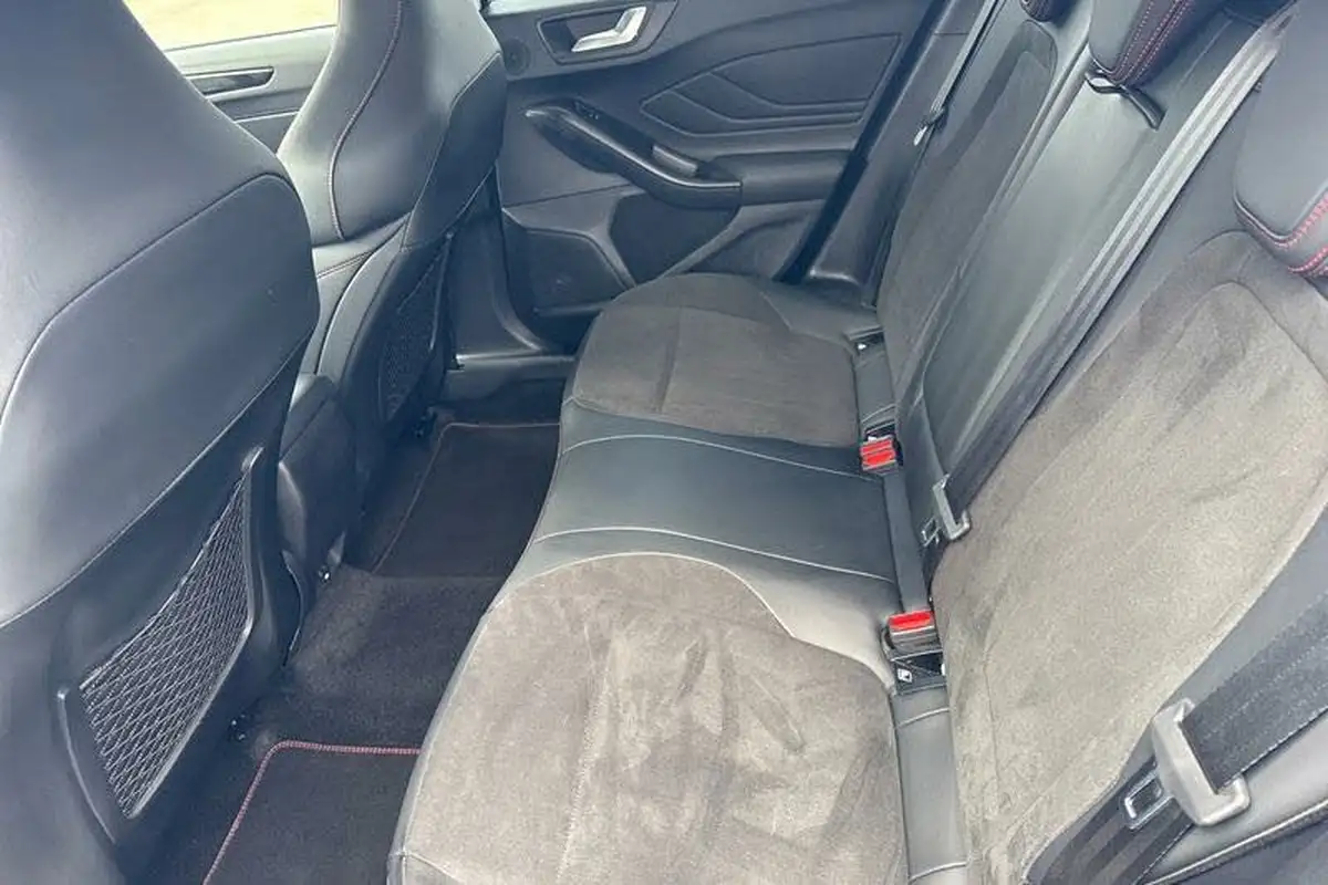 2022-ford-focus-23t-st-hatchback-big-19
