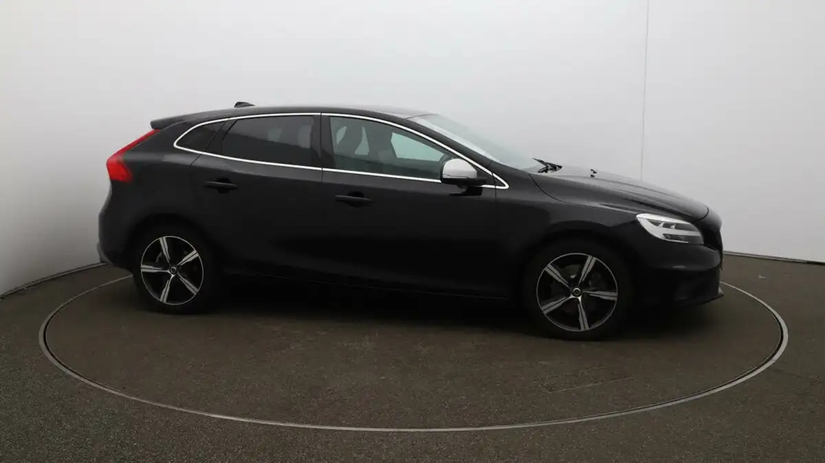 2019-volvo-v40-20-t2-r-design-edition-big-47