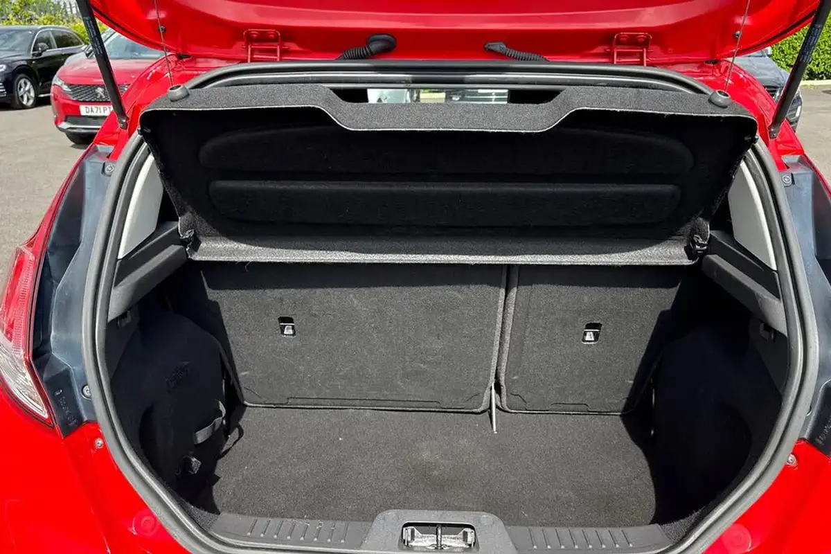 2017-ford-fiesta-125-zetec-3d-big-6