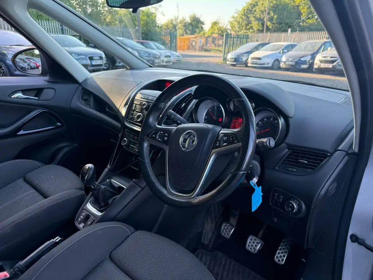 2012-vauxhall-zafira-tourer-20cdti-sri-big-13