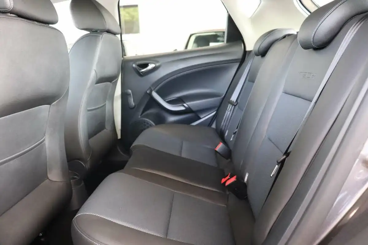 2015-seat-ibiza-12-i-tech-hatchback-5d-big-28