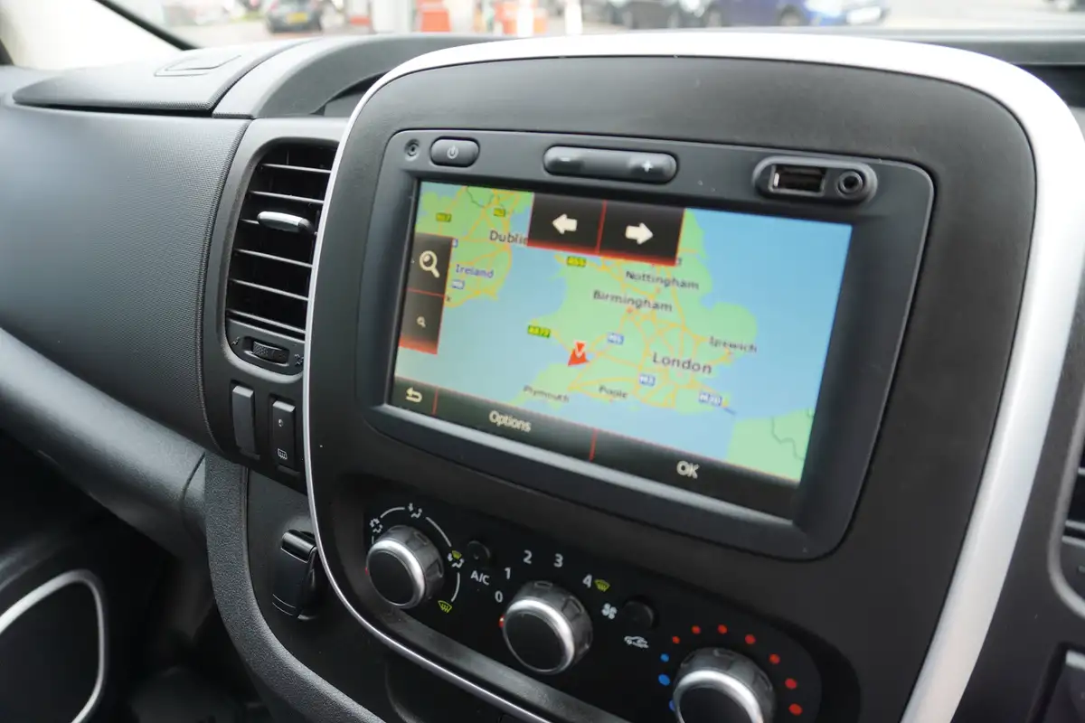 2020-renault-trafic-passenger-20dci-ll30-170-sport-nav-big-4