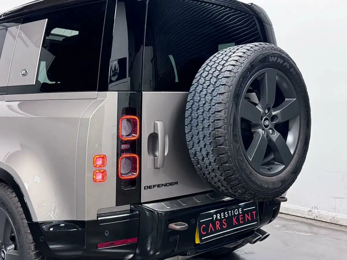 2022-land-rover-110-defender-50-p525-v8-big-13