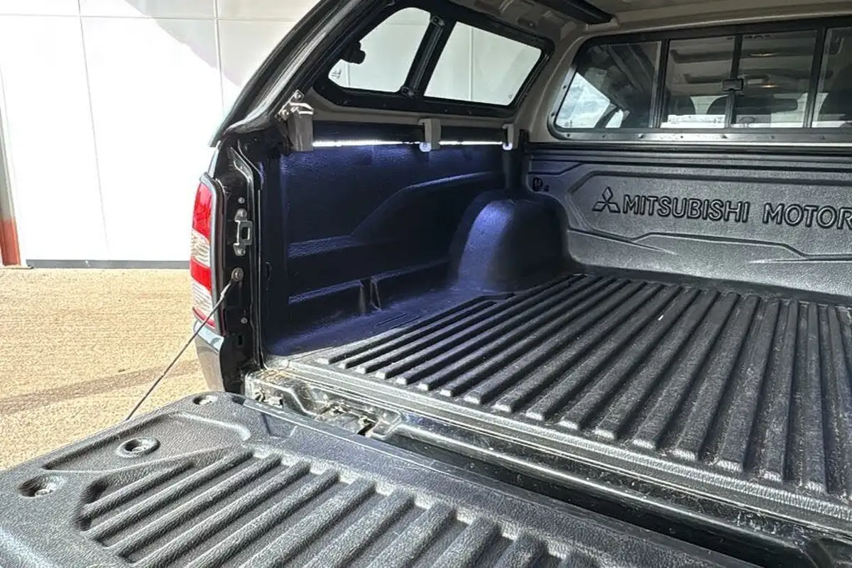 2017-mitsubishi-l200-24di-d-barbarian-svp-auto-big-10