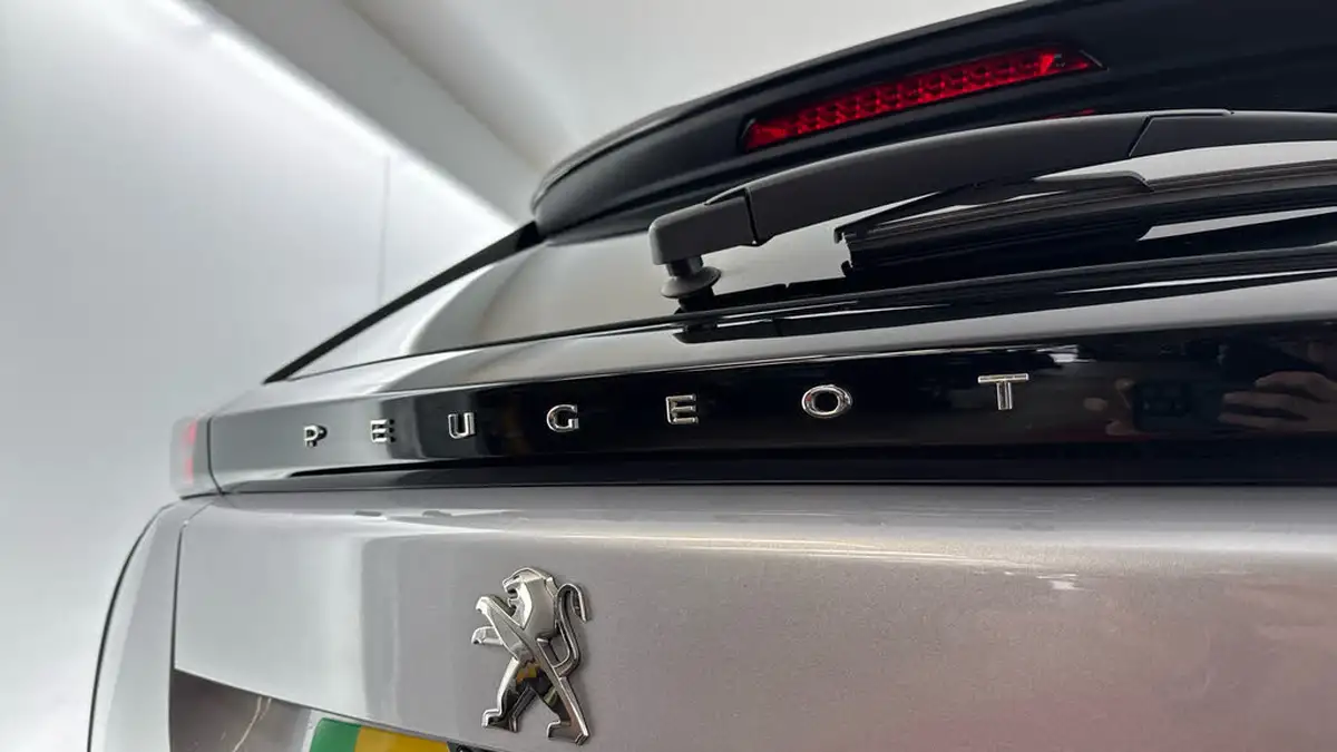 2023-peugeot-2008-suv-e-gt-136bhp-50kwh-station-wagon-big-25