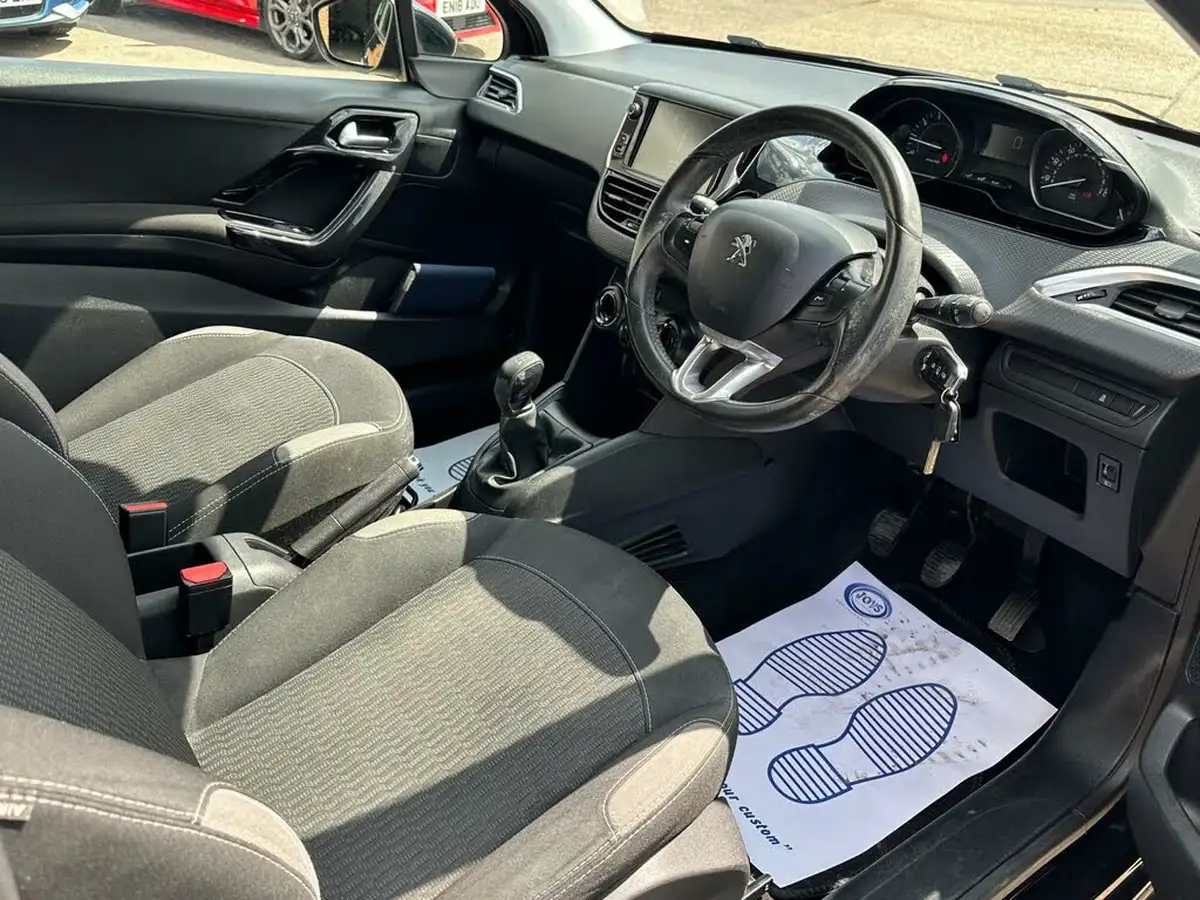 2016-peugeot-208-12-puretech-active-82bhp-3d-big-11