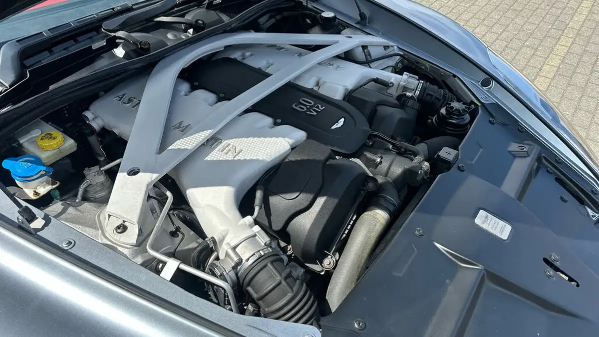 2012-aston-martin-vanquish-59-big-29
