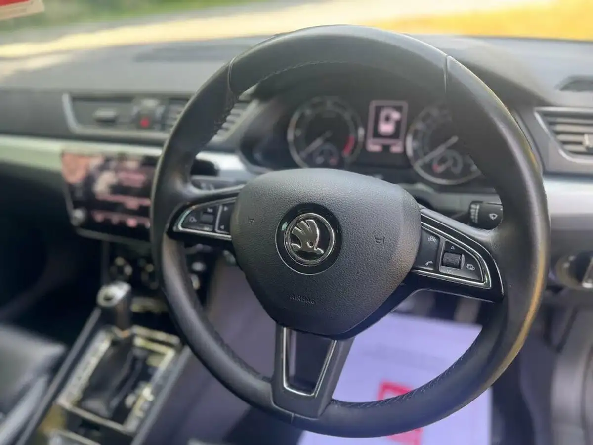 2018-skoda-superb-20tdi-scr-se-technology-estate-dsg-big-23