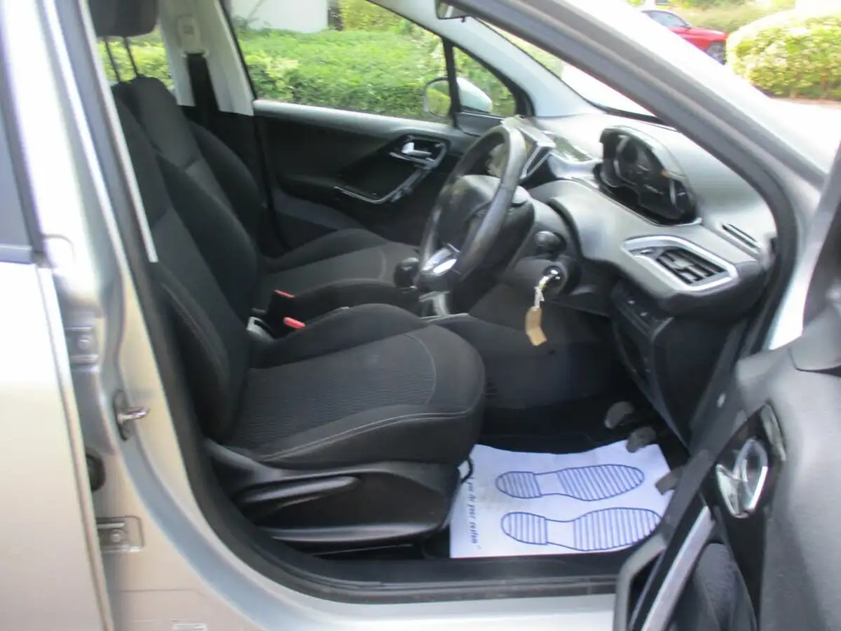 2017-peugeot-208-12-puretech-active-82bhp-5d-big-20