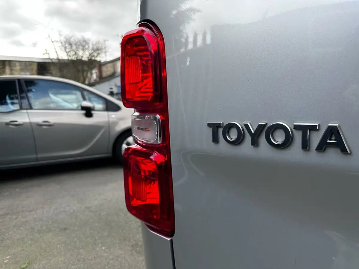 2017-toyota-proace-verso-16d-shuttle-big-6