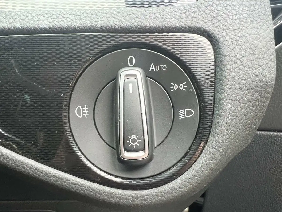 2016-volkswagen-golf-14-tsi-gte-nav-big-27