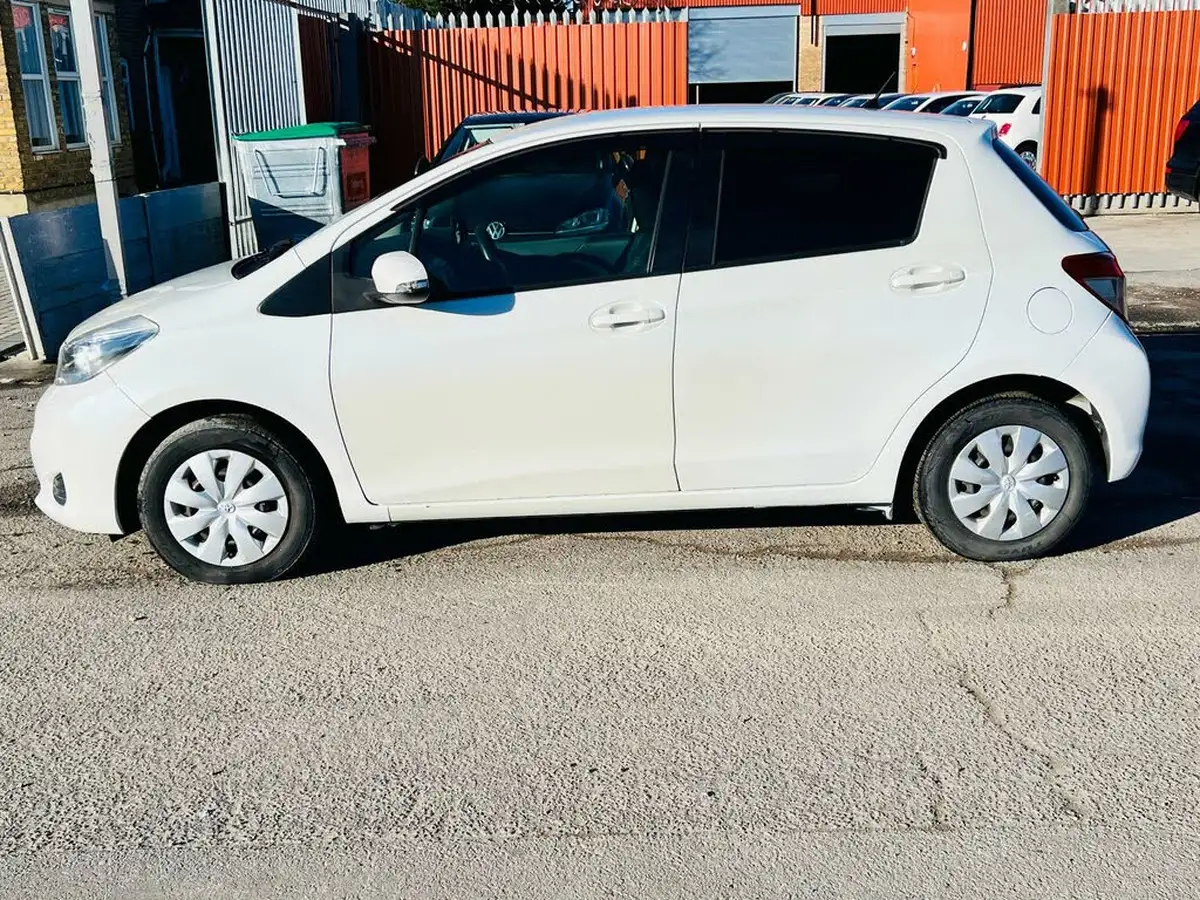 2013-toyota-yaris-big-10