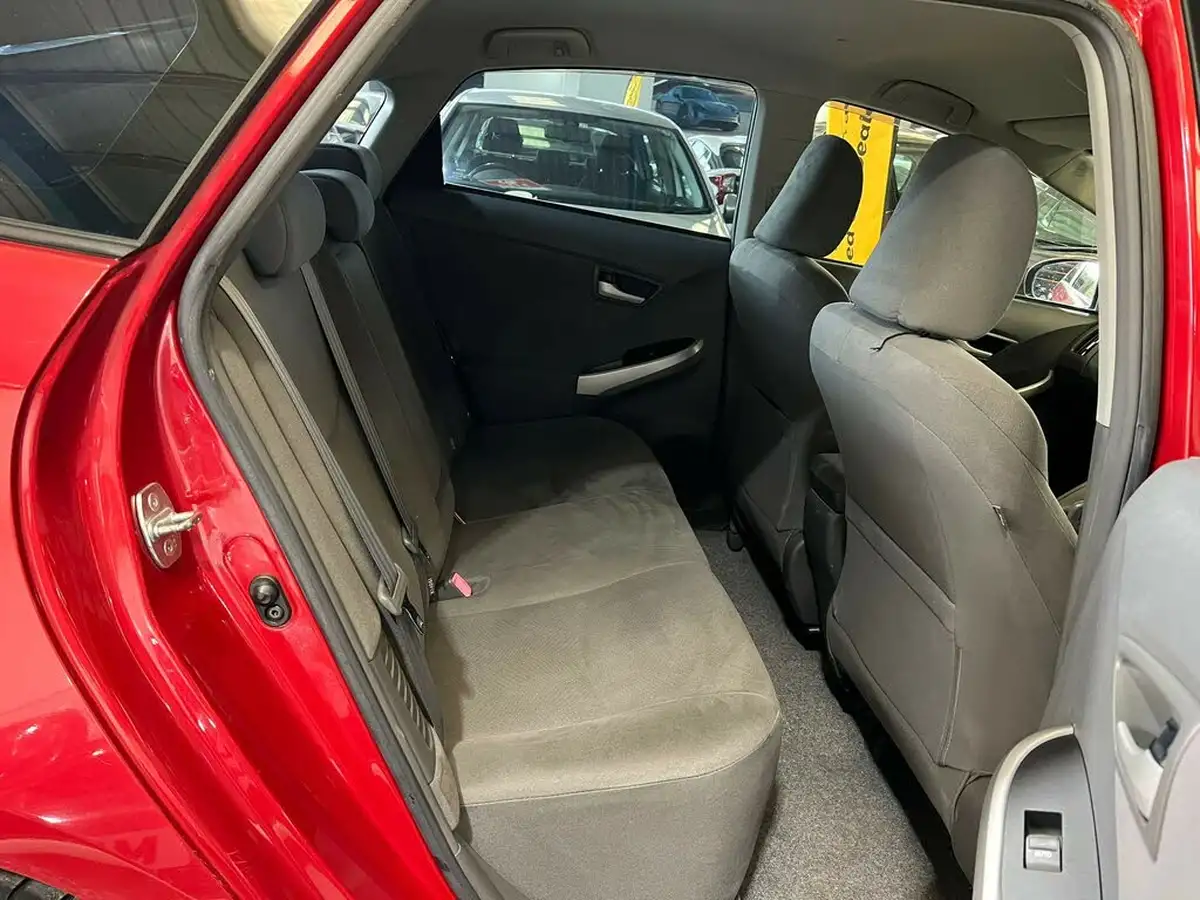2010-toyota-prius-big-12