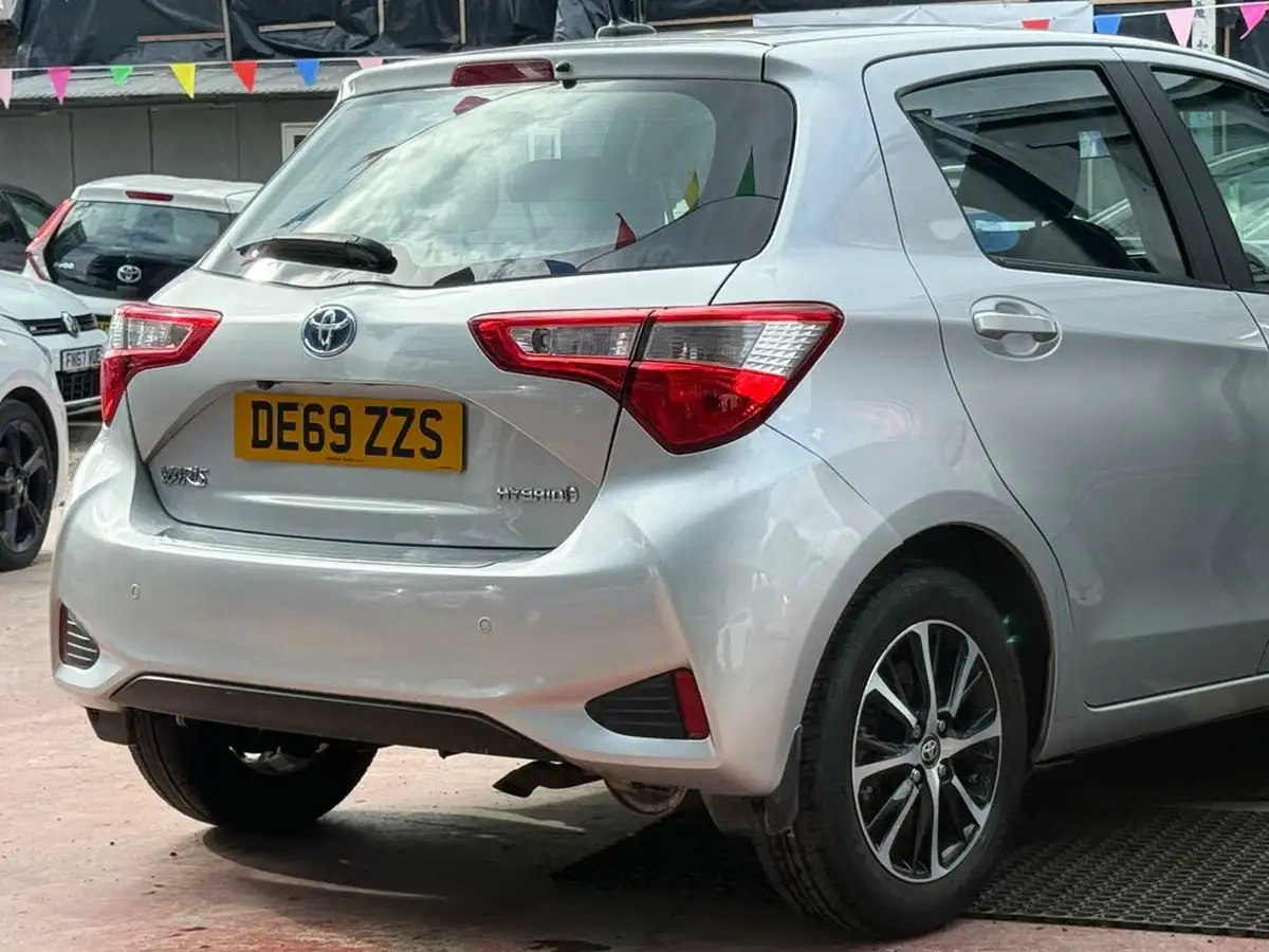 2019-toyota-yaris-15-vvt-i-icon-tech-98bhp-hybrid-1497cc-e-cvt-big-8