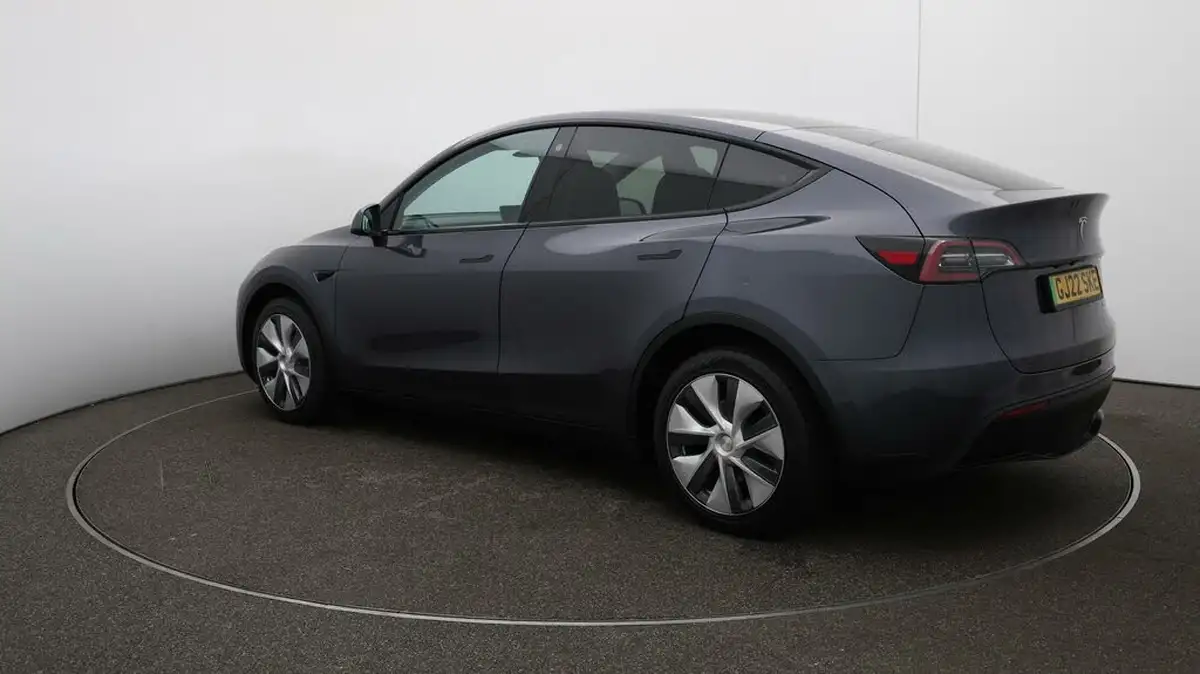 2022-tesla-model-y-e-long-range-big-63