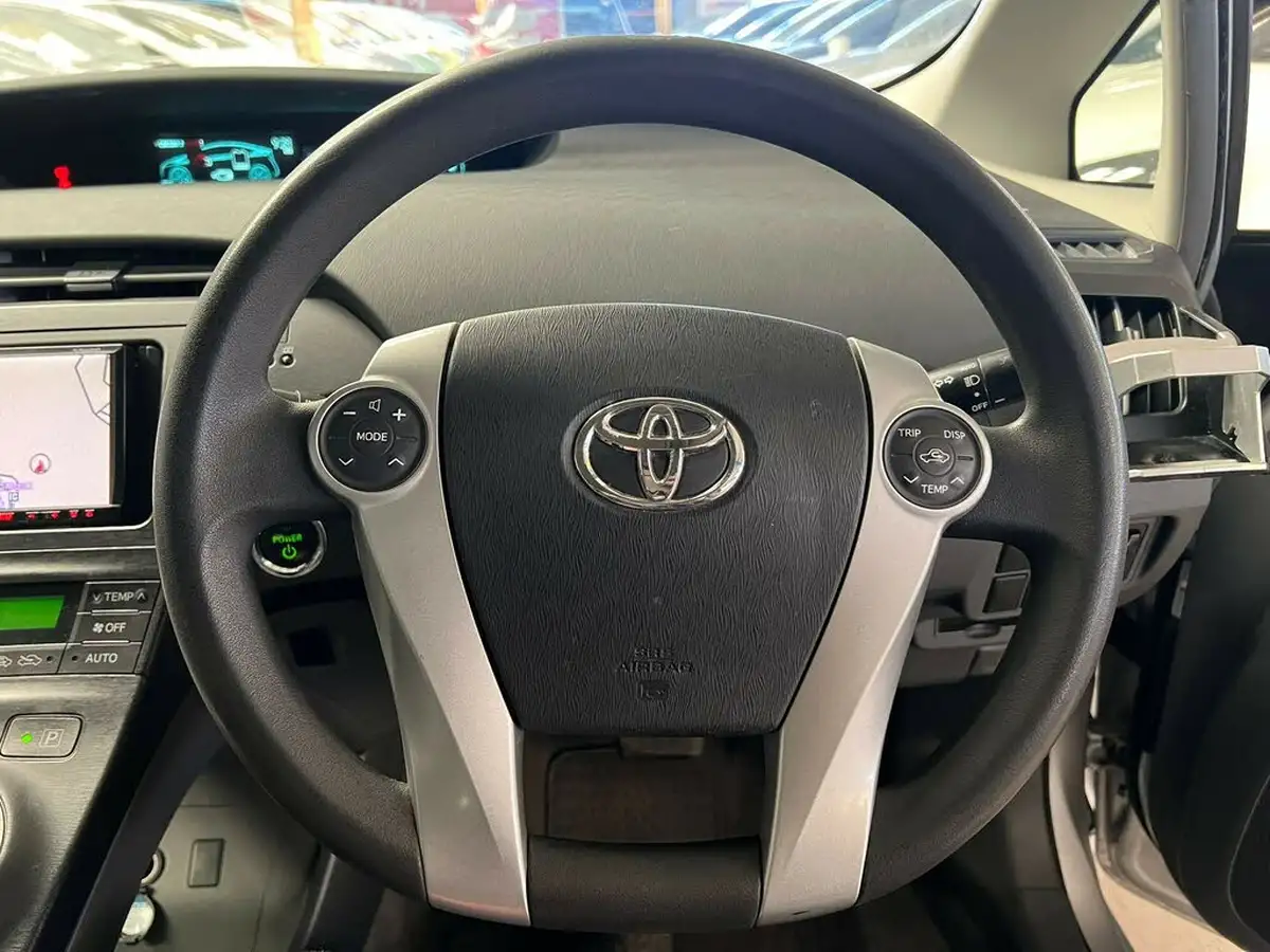 2010-toyota-prius-big-6