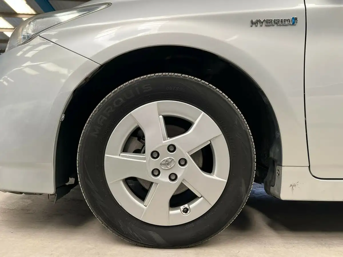 2010-toyota-prius-big-30
