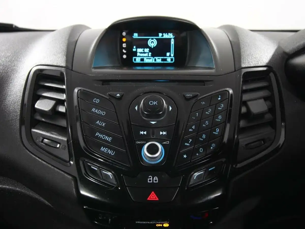 2014-ford-fiesta-10-zetec-100ps-ecoboost-ss-3d-big-13