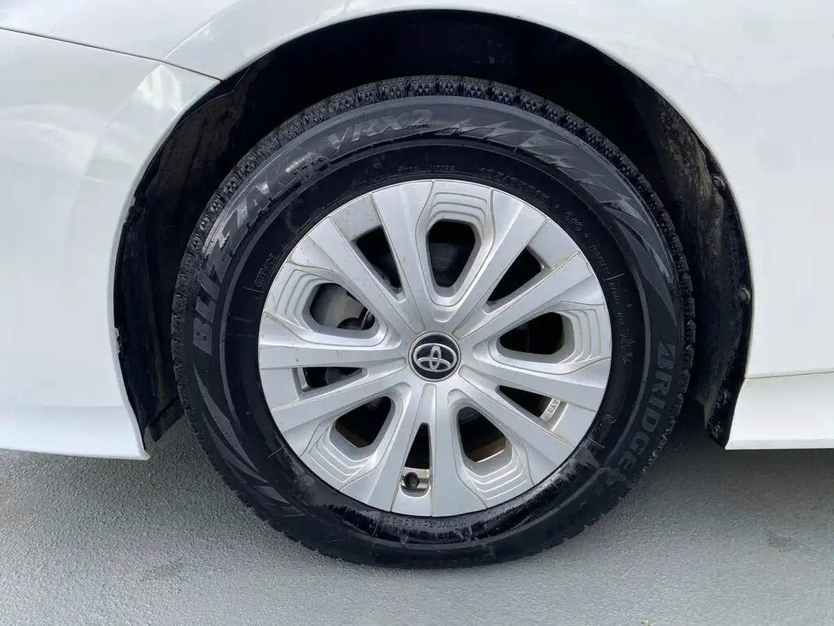 2019-toyota-prius-big-36