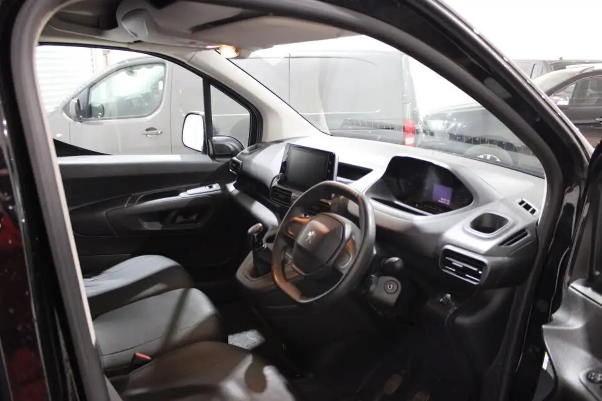 2021-peugeot-partner-15-bluehdi-1000-professional-100ps-eu6dt-panel-big-12